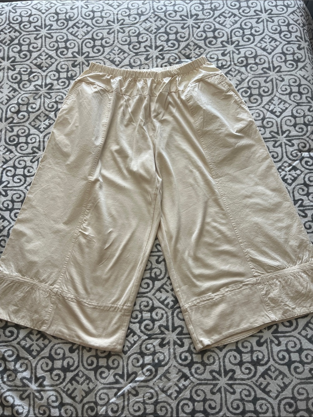 Women’s Elastic-Waist Capris in Cream